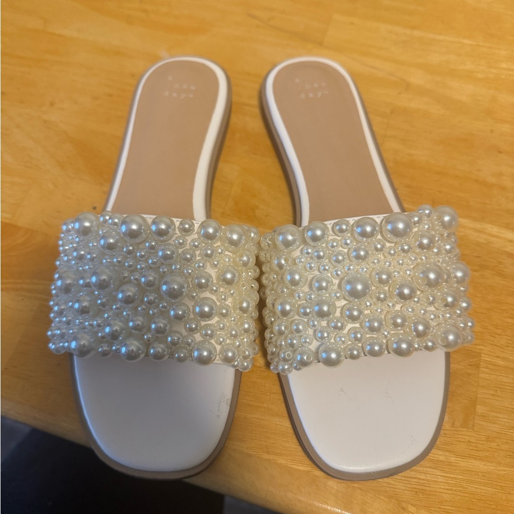 A new day pearl slides size 11 brand new